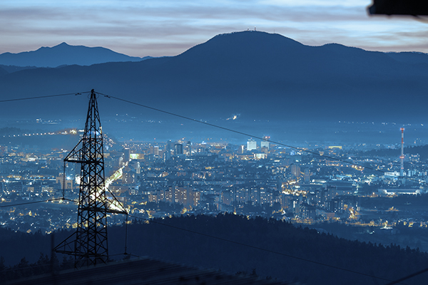 Hogyan biztosítják a nagyfeszültségű, középfeszültségű és kisfeszültségű tápkábelek a megbízható elektromos elosztást?